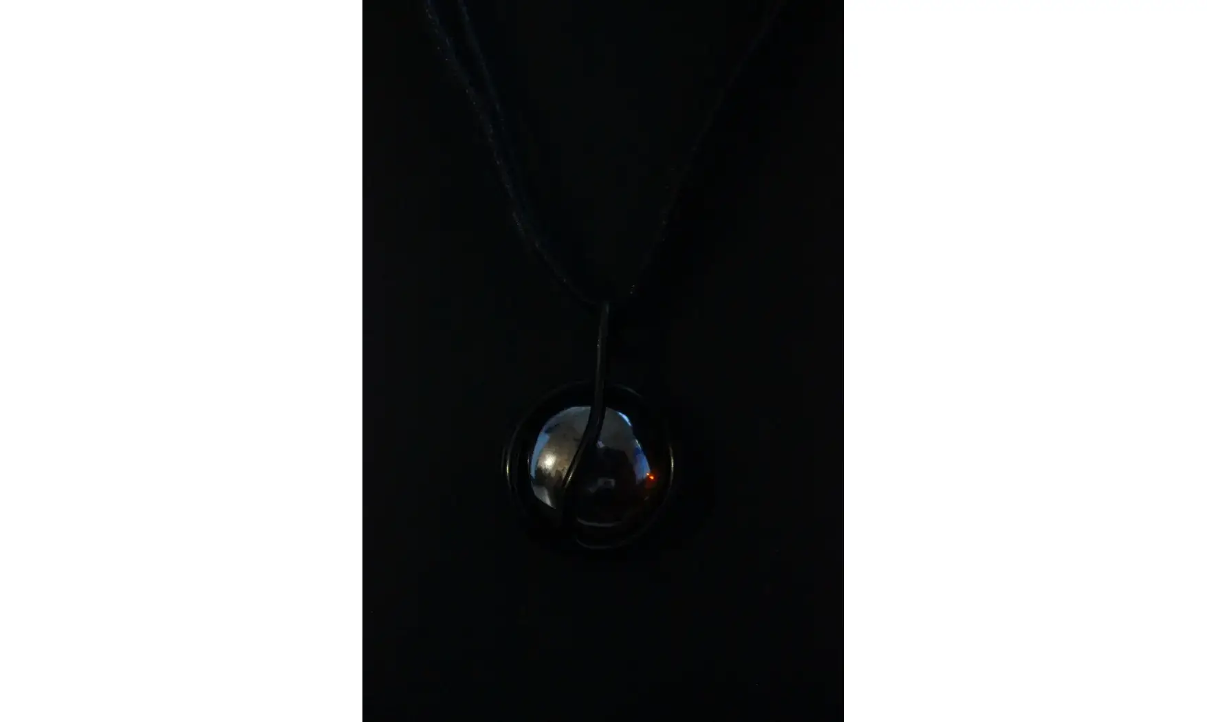 Modèle Mana bleu fil noir