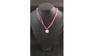 Modèle Mana blanc fil fuchsia