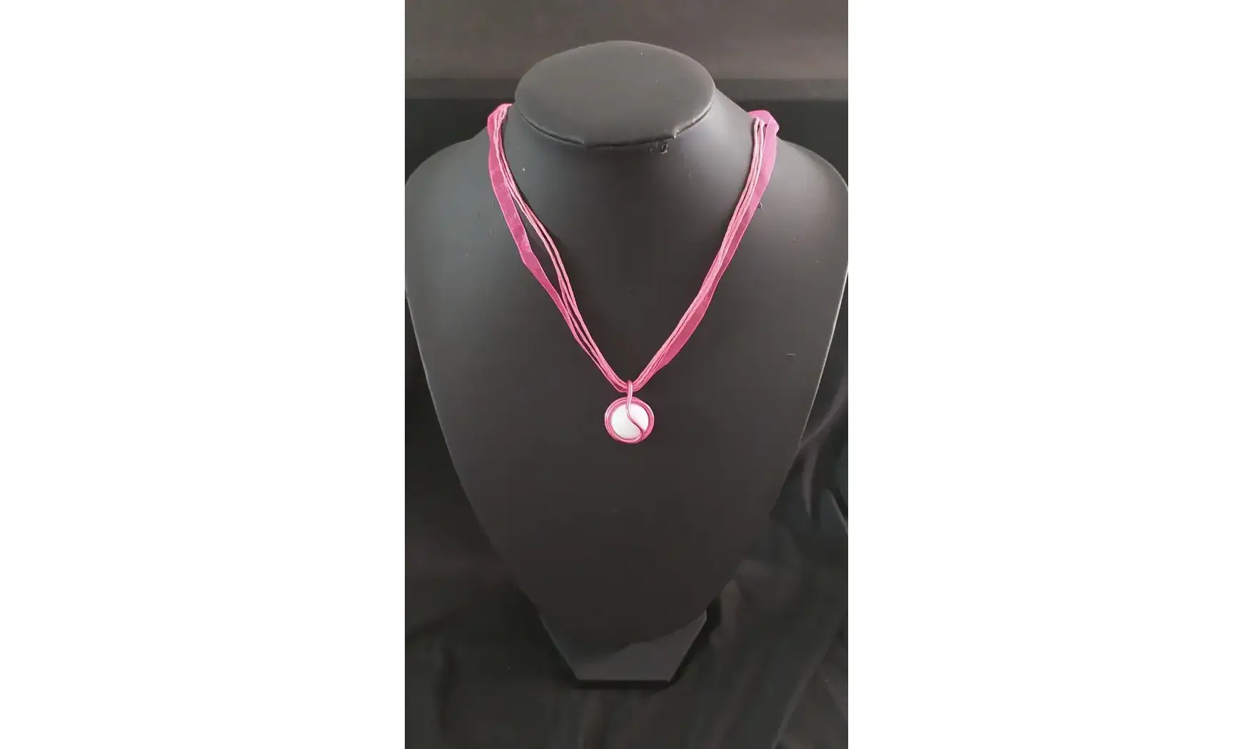 Modèle Mana blanc fil fuchsia