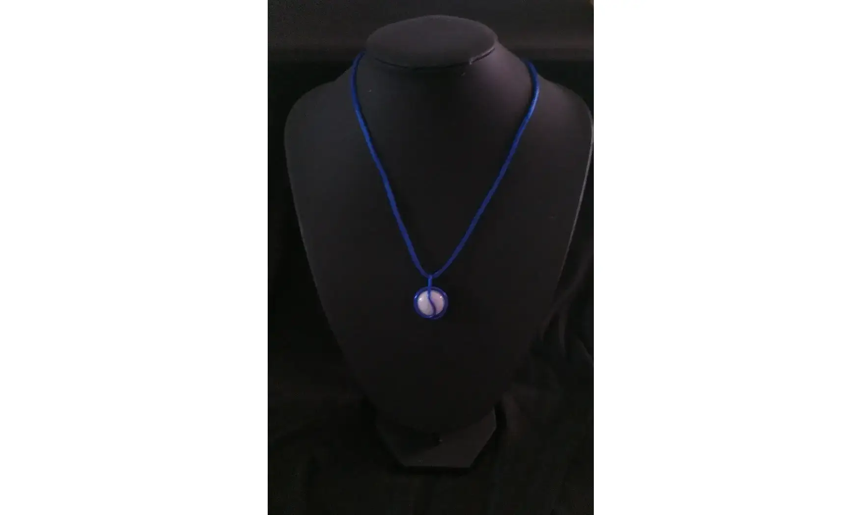 Modèle Mana blanc fil bleu