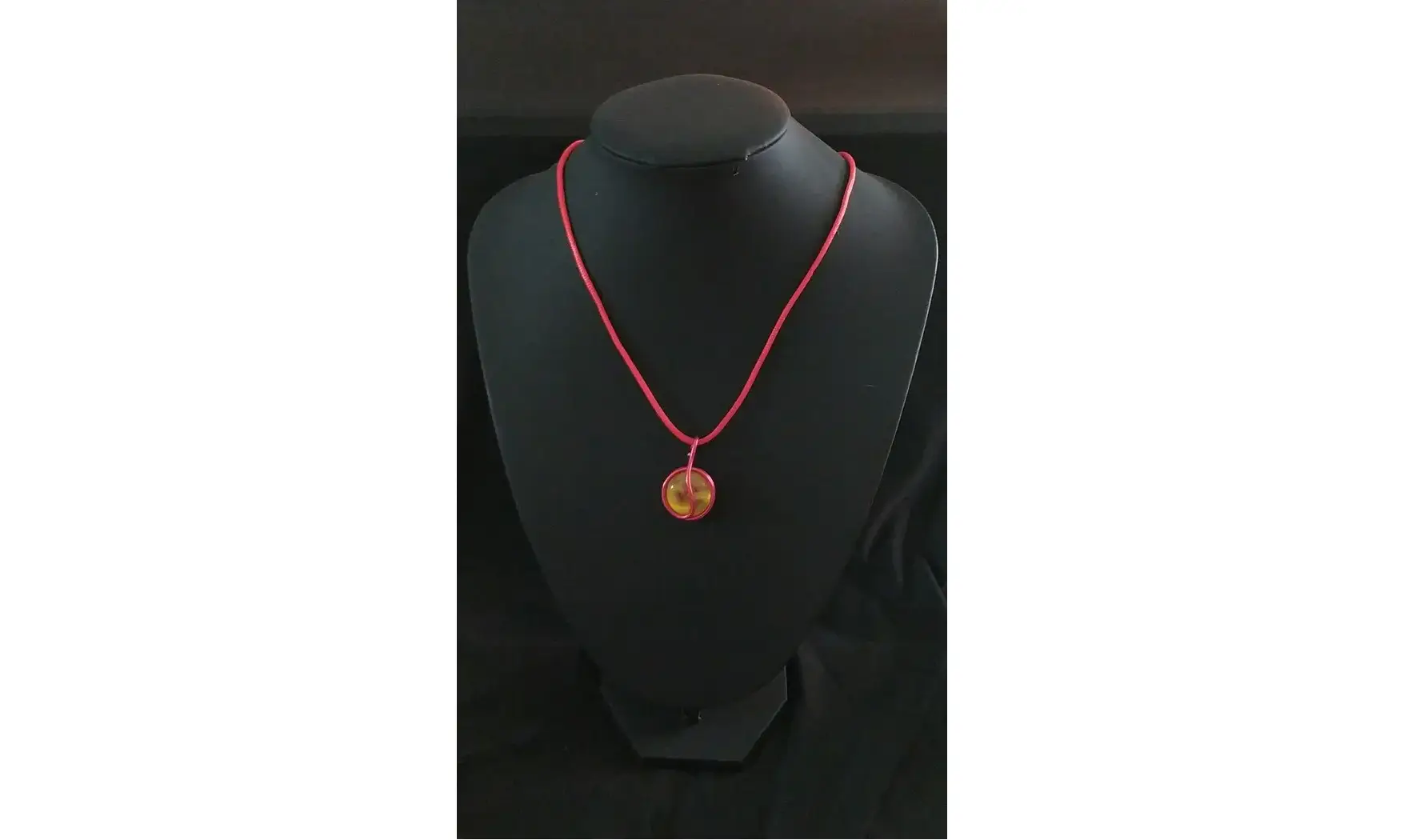 Modèle Mana jaune fil rouge