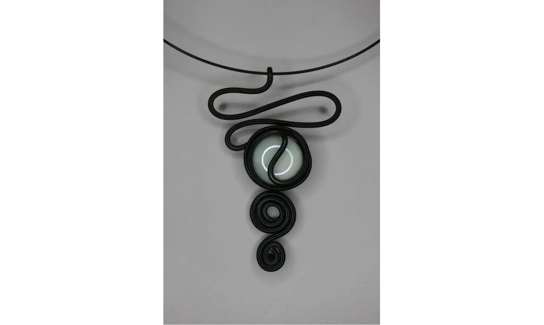 Modèle infinity noir pierre blanche