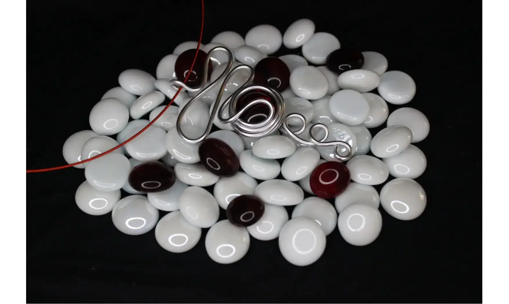 Modèle infinity argent pierre rouge