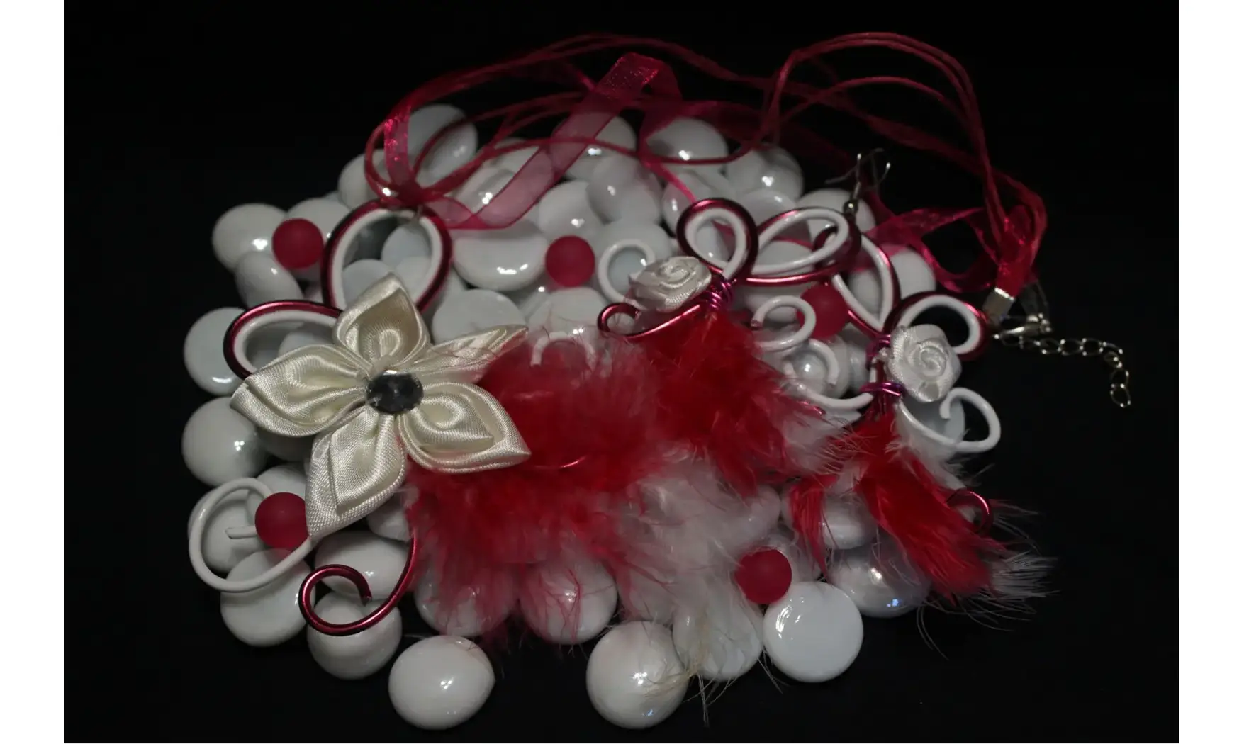 Double vrilles blanc fuchsia avec plumes