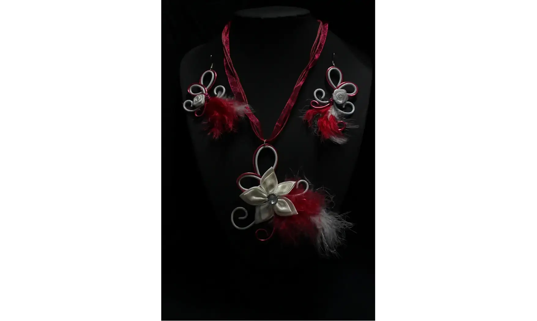 Double vrilles blanc fuchsia avec plumes