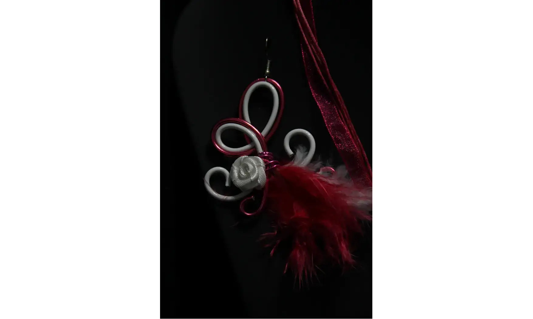 Double vrilles blanc fuchsia avec plumes