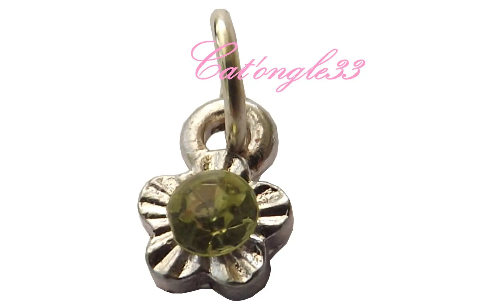 Piercing fleur verte claire nail art