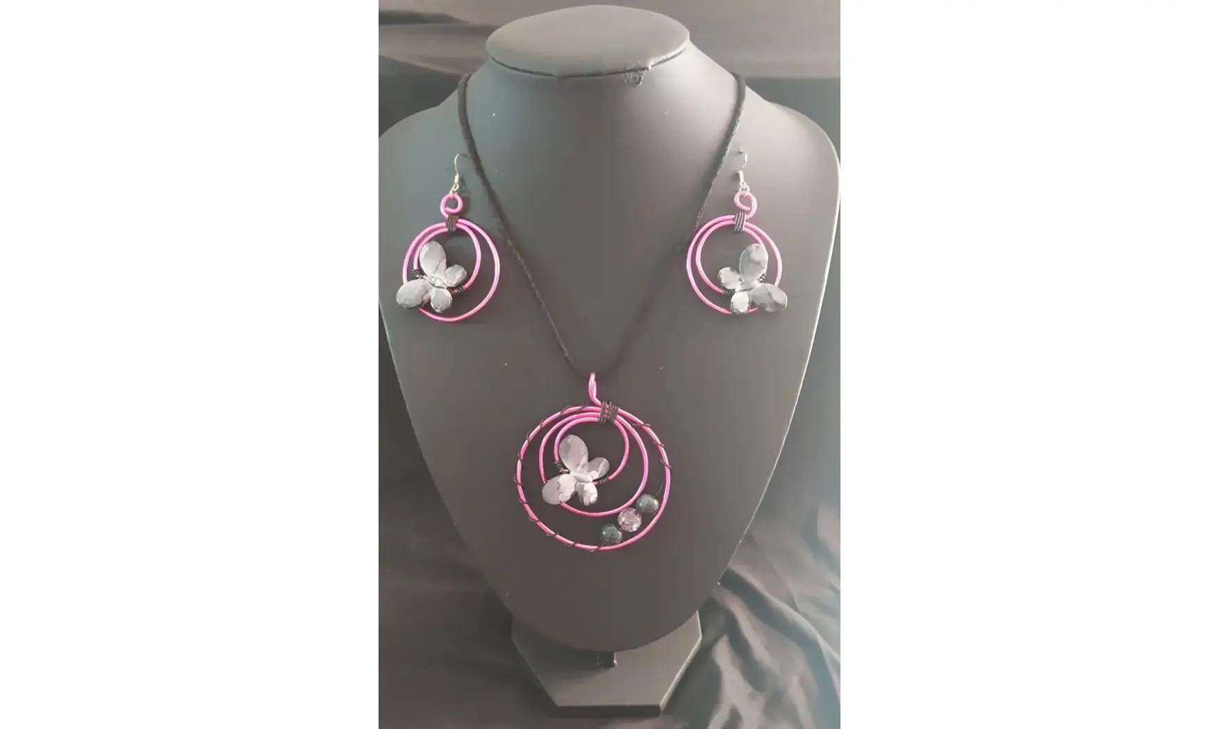 Modèle Éphémère noir et fuchsia