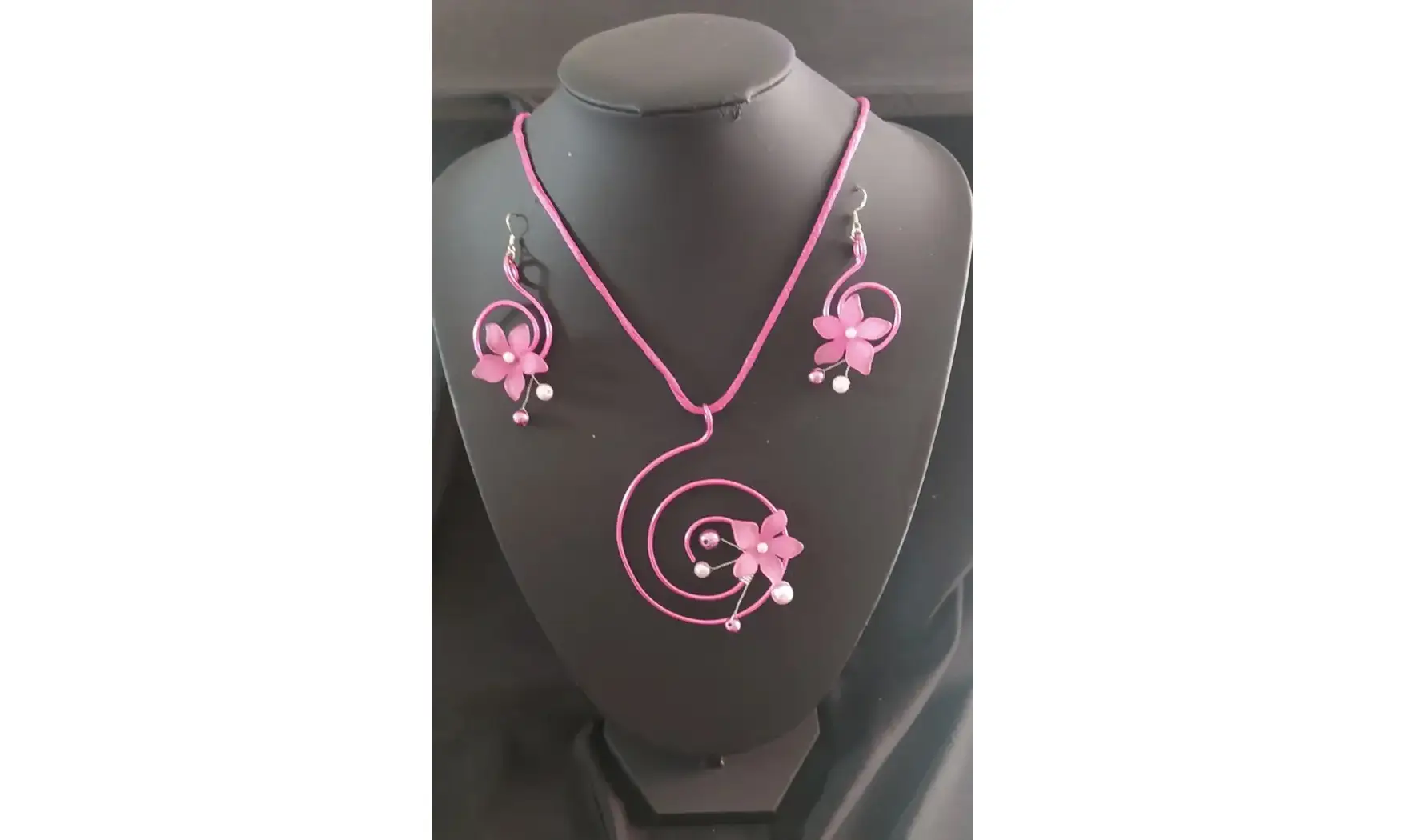Vrilles fuchsia avec fleur