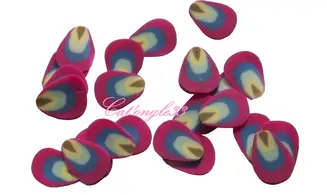 Sachet de fimo plume fuchsia multicoul.
