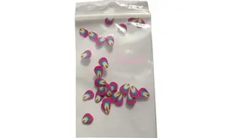 Sachet de fimo plume fuchsia multicoul.