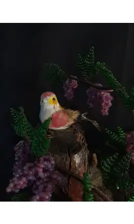 Pied de vigne avec petit oiseau