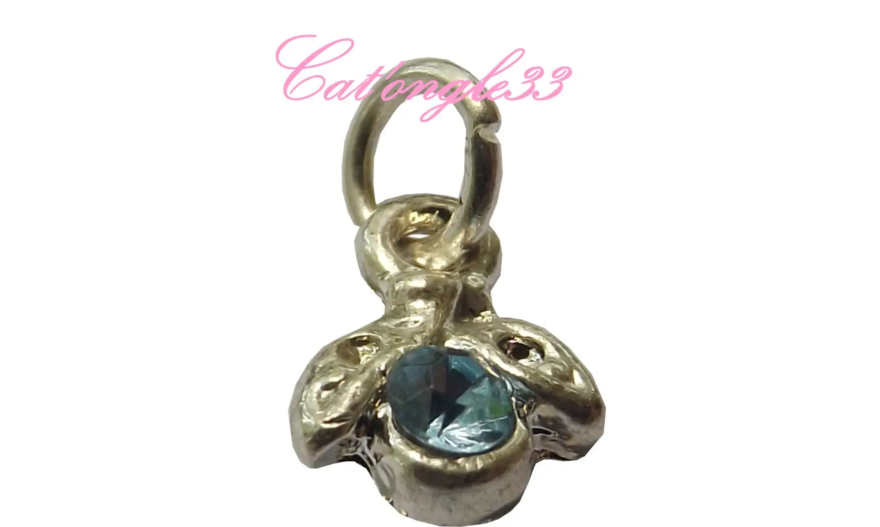 Piercing coccinelle bleu ciel nail art